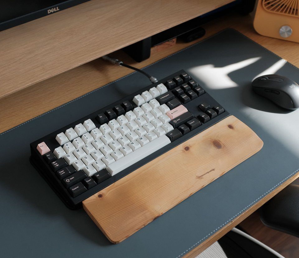 Computer keyboard and mouse on a desk, illustrating basic input devices and everyday computer operation.